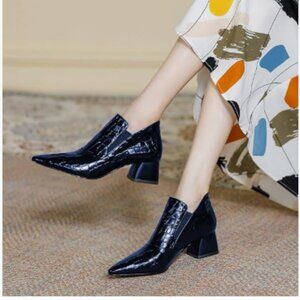 YDN Navy Croc-Embossed Pointed Toe Block Heel Booties.  Size 9 wide in fit